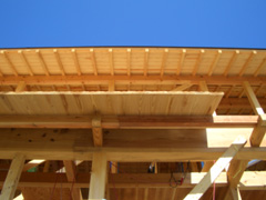 柱や梁のサイズをかえることにより町家の外観と快適な室内環境を作り出している。