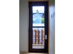 洗面所の窓から隣の緑がきれいにはいります