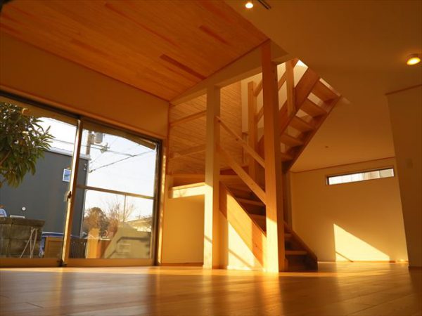 杉の階段と天井