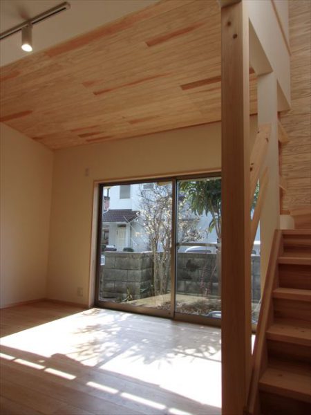 ダイニングの杉板張り天井