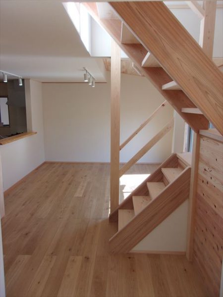 杉の階段とダイニング